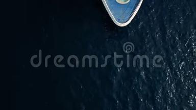 乘坐<strong>豪华私人游艇</strong>飞越马尔代夫海洋